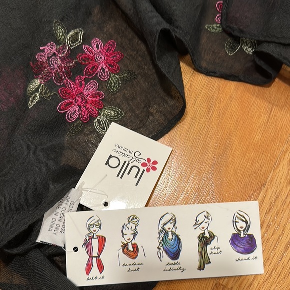 NWT Embroidered Wrap - Picture 3 of 4